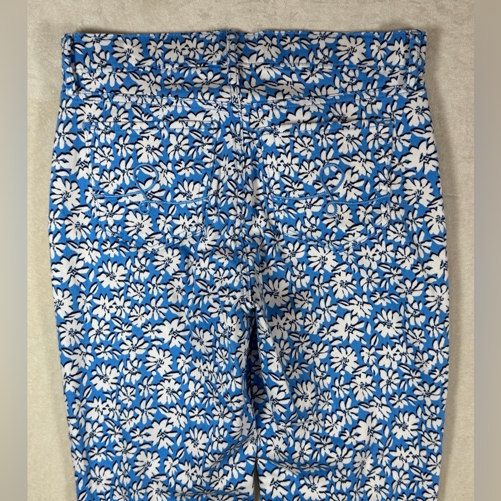 Lilly Pulitzer Sz 2 Stretch Cotton Blue and White All Over Pattern Floral Shorts - Picture 6 of 10